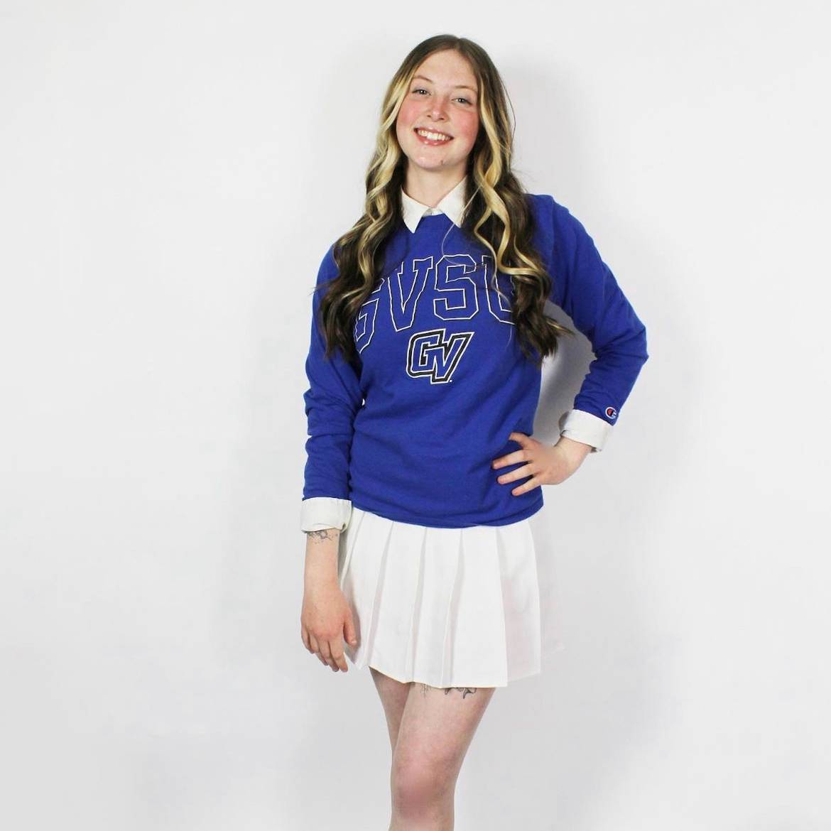 student wearing GVSU sweatshirt with blue and white balloons